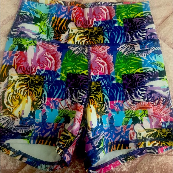Fleo Pants - Fleo high contour shorts size Large ( Selling each pair for $20)